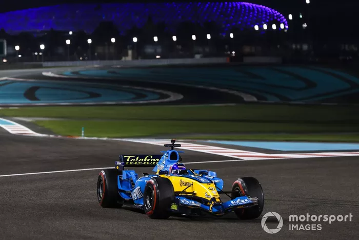 Fernando Alonso pilota el Renault R25, el coche con el que ganó el mundial 2005 de F1, en Abu Dhabi