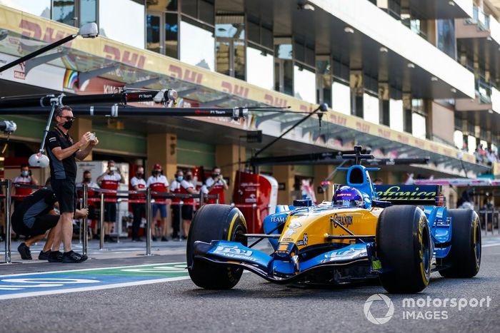 Fernando Alonso conduce el Renault R25 ganador del campeonato 2005 de F1