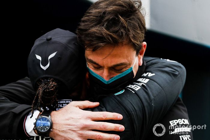 Toto Wolff, Director de Mercedes AMG  felicita a Lewis Hamilton, Mercedes-AMG F1 en Parc Ferme después de conseguir su 7º título de campeón del mundo de pilotos