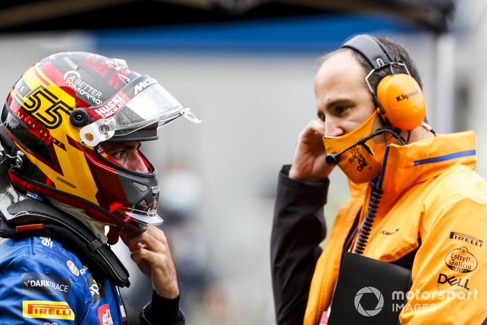 Carlos Sainz Jr., McLaren, y Tom Stallard, ingeniero de carrera