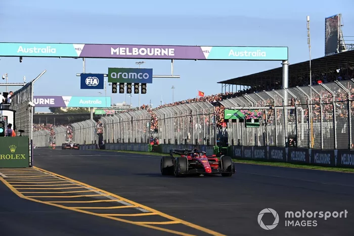 Charles Leclerc, Ferrari F1-75, cruza la bandera a cuadros como ganador