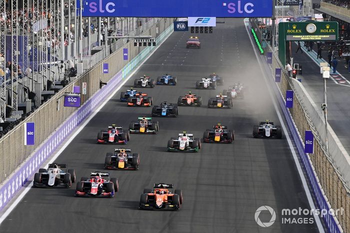 Start action, Felipe Drugovich, MP Motorsport, Richard Verschoor, Trident y Marcus Armstrong, Hitech Grand Prix