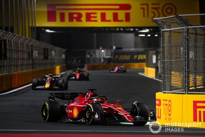 Charles Leclerc, Ferrari F1-75, Max Verstappen, Red Bull Racing RB18, Carlos Sainz Jr., Ferrari F1-75