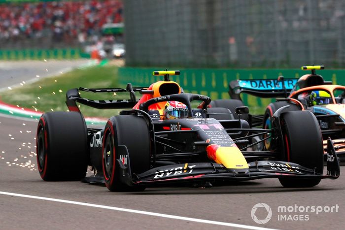 Sergio Pérez, Red Bull Racing RB18, Lando Norris, McLaren MCL36