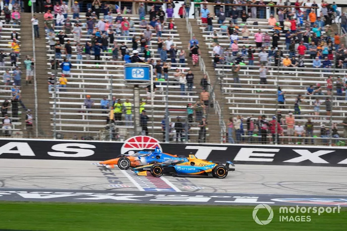 Scott Dixon, Chip Ganassi Racing Honda, Felix Rosenqvist, Arrow McLaren Chevrolet