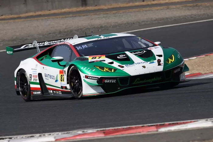 #87 Bamboo Airways Lamborghini GT3