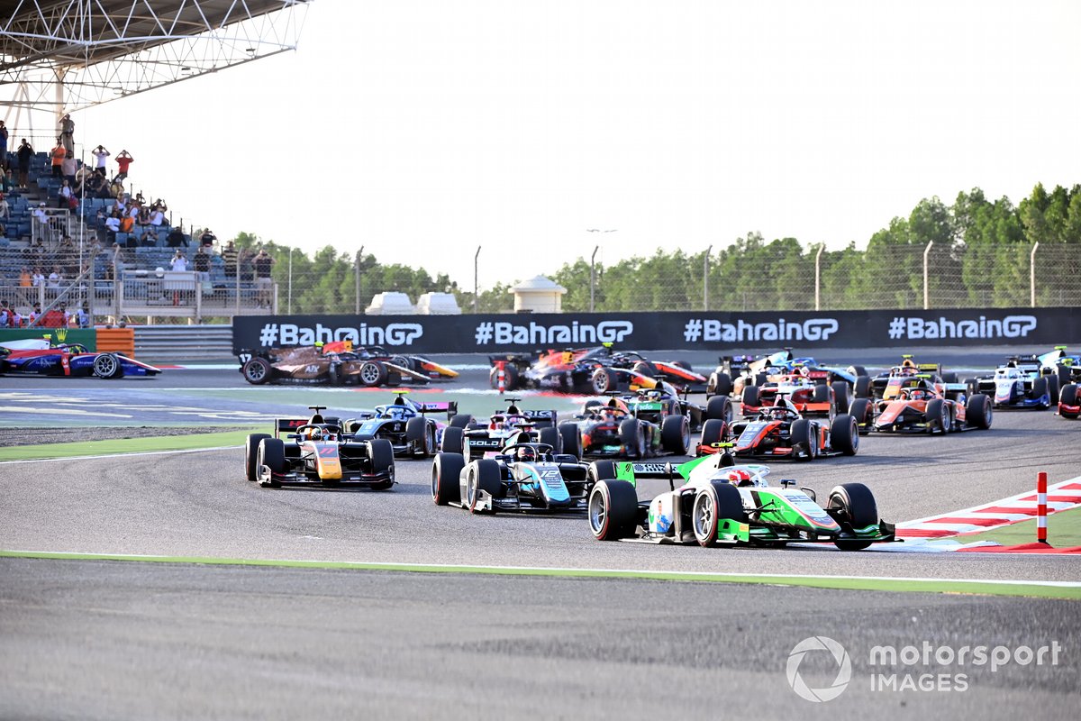 Ralph Boschung, Campos Racing, leads Arthur Leclerc, DAMS, Ayumu Iwasa, DAMS at the start