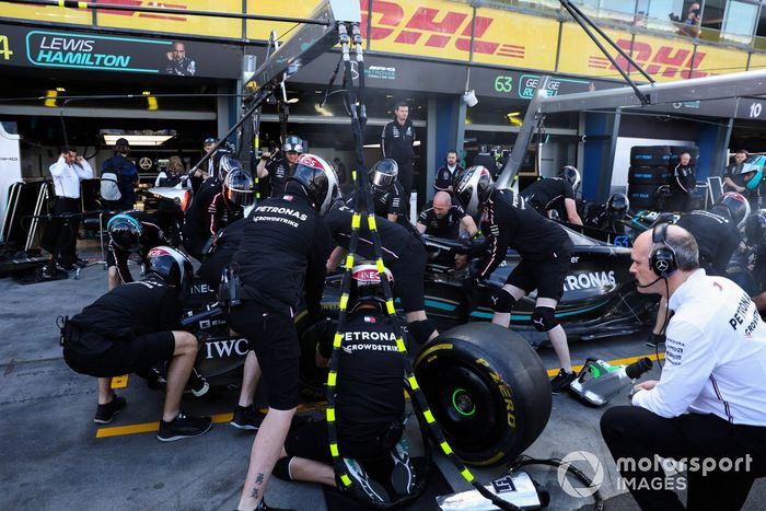 El equipo Mercedes practica sus paradas en boxes con el coche de George Russell, Mercedes F1 W14