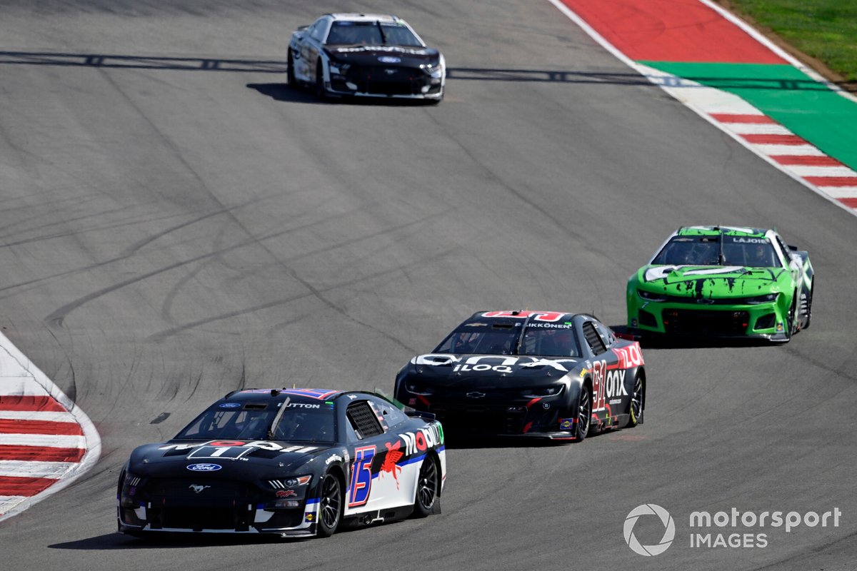 Jenson Button leads Kimi Raikkonen at Austin