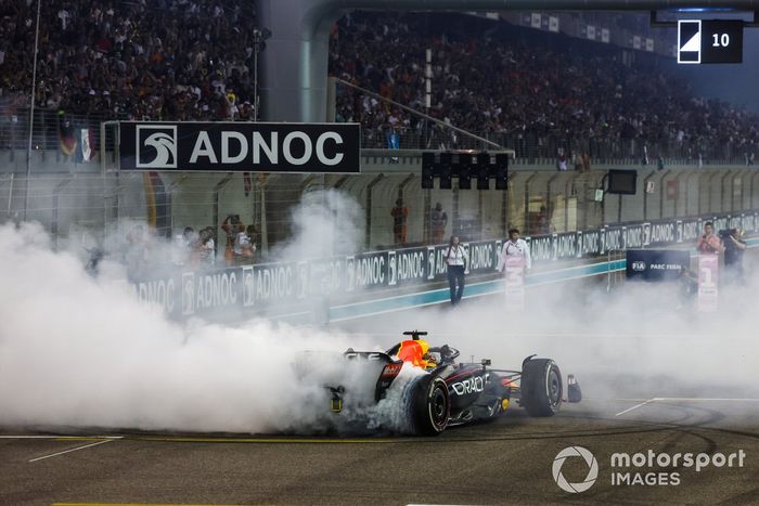Max Verstappen, Red Bull Racing RB18, celebra la victoria con donuts