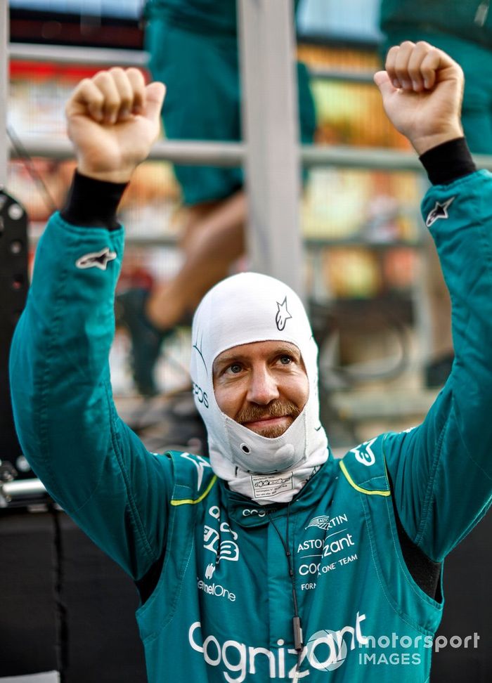 Sebastian Vettel, Aston Martin, saluda desde la parrilla
