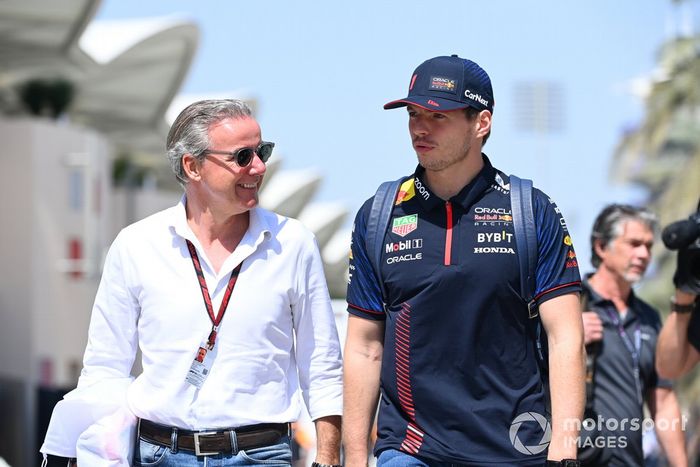 Max Verstappen, Red Bull Racing, llega al paddock