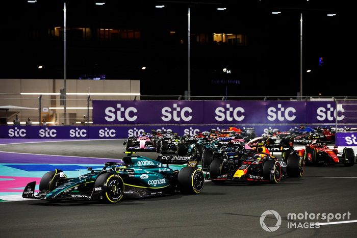 Fernando Alonso, Aston Martin AMR23, Sergio Pérez, Red Bull Racing RB19, George Russell, Mercedes F1 W14, el resto de la parrilla en la salida.