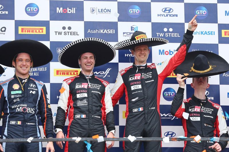 Podio: Ganadores Sébastien Ogier, Vincent Landais, Toyota Gazoo Racing WRT Toyota GR Yaris Rally1