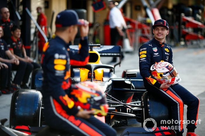 Max Verstappen, Red Bull Racing y Alexander Albon, Red Bull Racing, posan para la foto de grupo