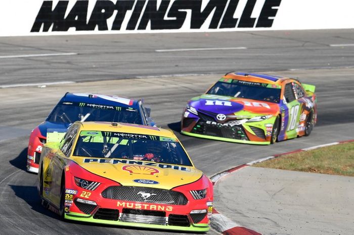 Joey Logano, Team Penske, Ford Mustang Shell Pennzoil, William Byron, Hendrick Motorsports, Chevrolet Camaro Liberty University, Kyle Busch, Joe Gibbs Racing, Toyota Camry M&M's Halloween