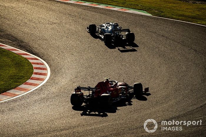 Valtteri Bottas, Mercedes AMG W10, y Charles Leclerc, Ferrari SF90