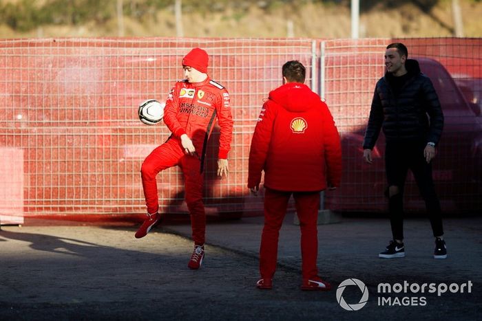 Charles Leclerc, Ferrari, juega en el paddock