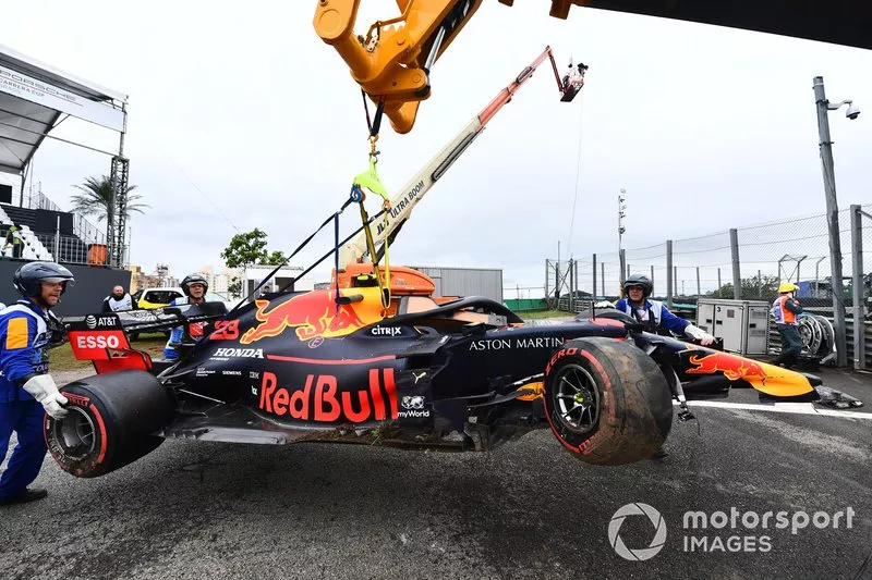 Los oficiales retiran el coche de Alexander Albon, Red Bull RB15, con una grúa 