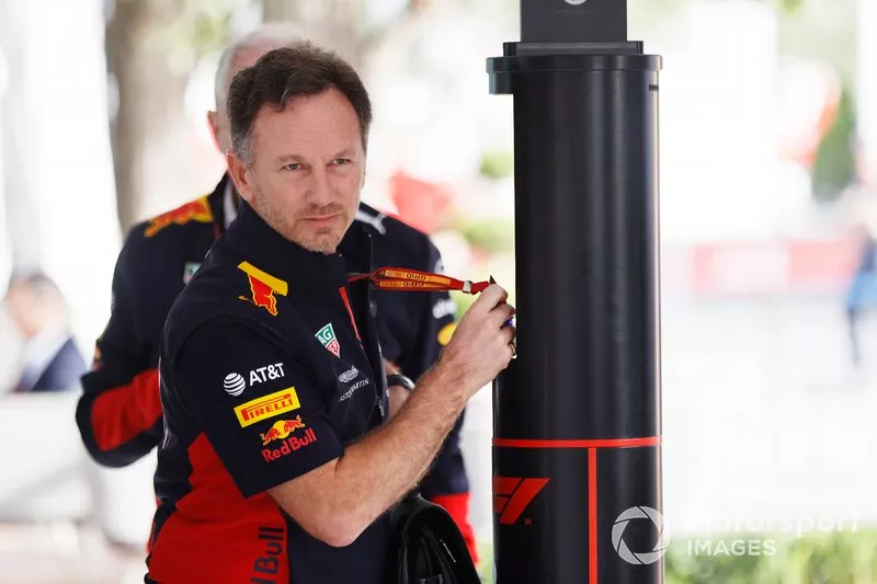 Christian Horner, director del equipo, Red Bull Racing, llega al paddock