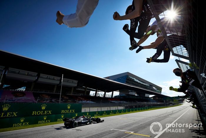 Ganador Valtteri Bottas, Mercedes AMG F1, cruza la meta