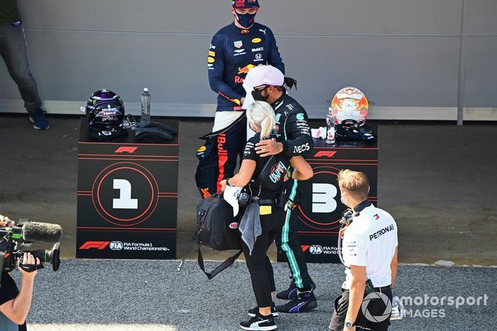 Ganador de la pole Lewis Hamilton, Mercedes-AMG Petronas F1, with Angela Cullen, Physio for Lewis Hamilton, after Qualifying