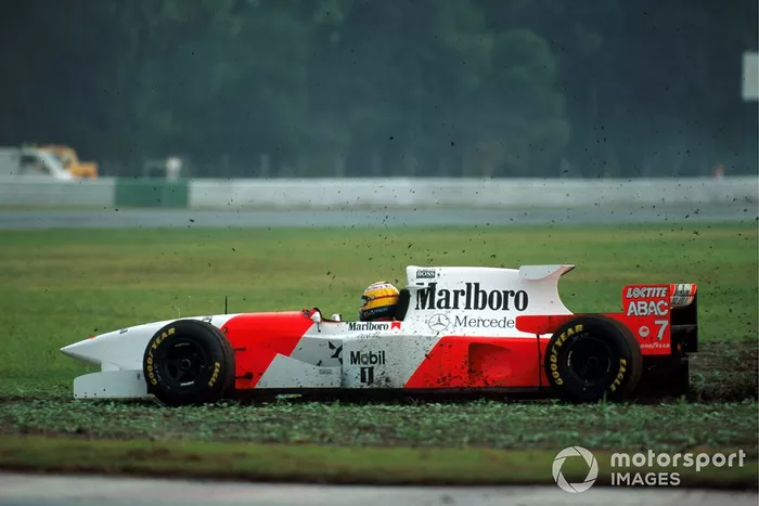 Despiste de Mark Blundell, McLaren MP4-10