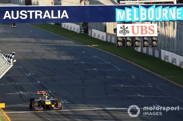 El ganador de la carrera Sebastian Vettel, Red Bull Racing RB7 toma la bandera a cuadros al final de la carrera.