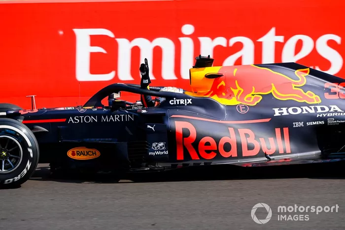 Ganador Max Verstappen, Red Bull Racing RB16 cruza la meta