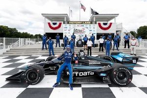 Race Winner Felix Rosenqvist, Chip Ganassi Racing Honda and his team
