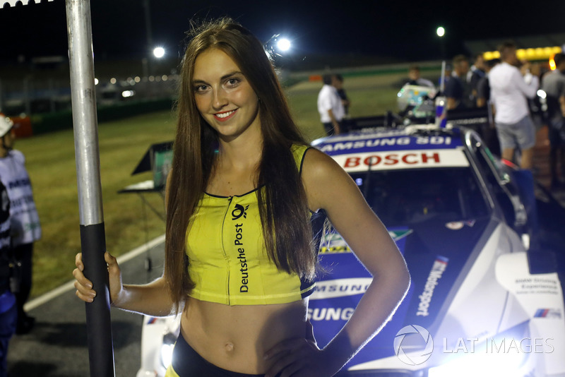La grid girl di Philipp Eng, BMW Team RBM