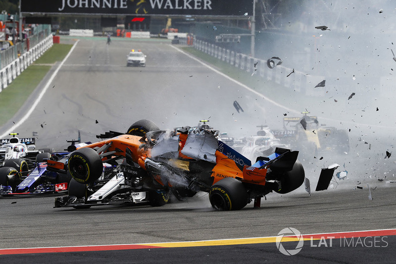 Fernando Alonso, McLaren MCL33, przelatuje nad Charles'em Leclerkiem, Sauber C37, po uderzeniu przez Nico Hülkenberga, Renault Sport F1 Team R.S. 18, na starcie