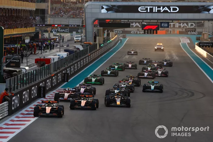 Lando Norris, McLaren MCL38, Oscar Piastri, McLaren MCL38, Max Verstappen, Red Bull Racing RB20, Carlos Sainz, Ferrari SF-24, Pierre Gasly, Alpine A524, startta pistin geri kalanı