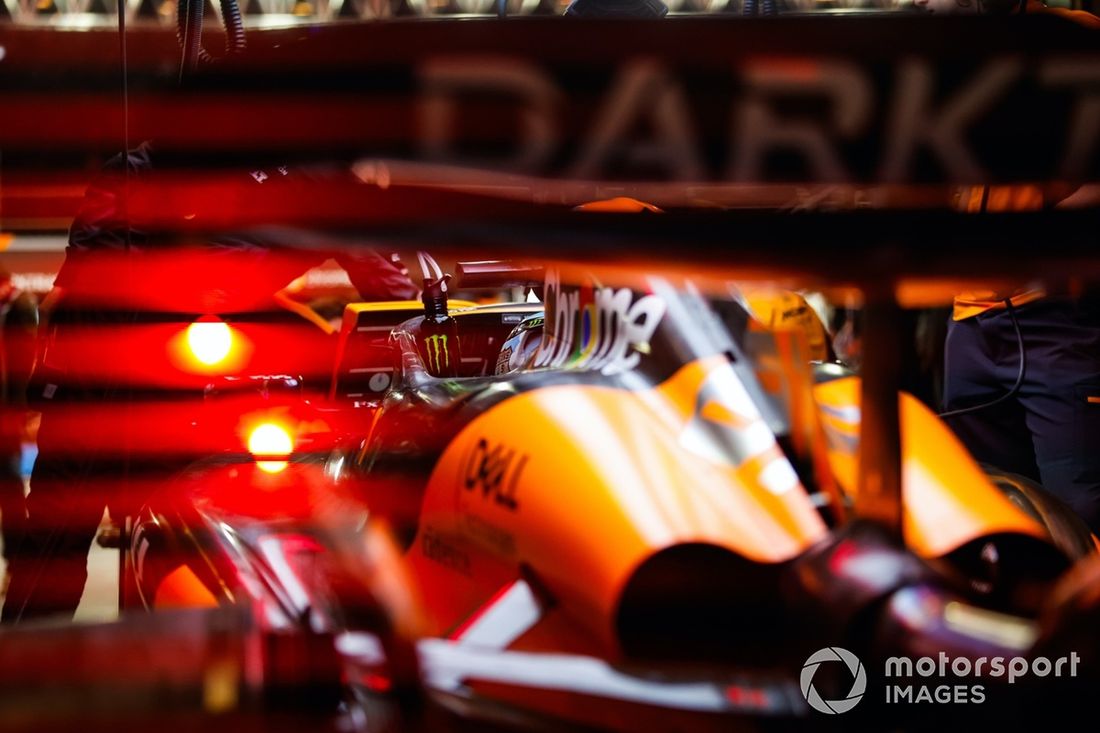 Oscar Piastri, McLaren MCL38, na garagem