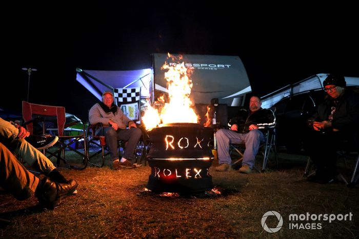 Abanicos alrededor de una hoguera