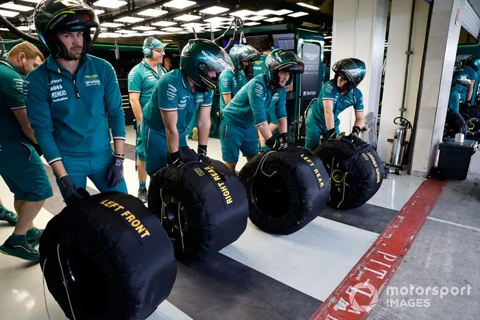 El equipo de boxes de Aston Martin espera con los neumáticos en el garaje 
