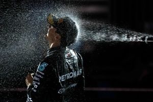 George Russell, Mercedes-AMG F1 Team, 1º classificado, é brindado com champanhe no pódio