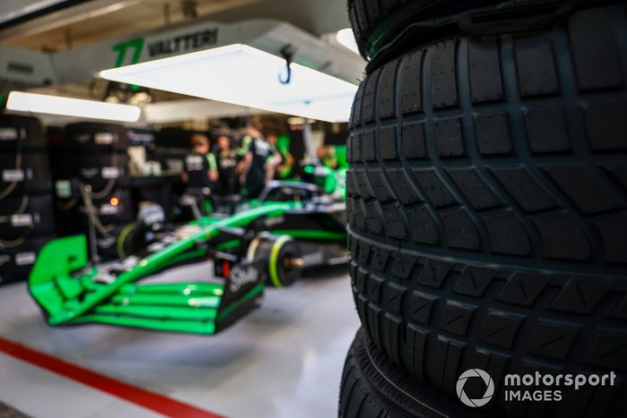 Neumáticos mojados fuera del garaje Stake F1 Team KICK Sauber