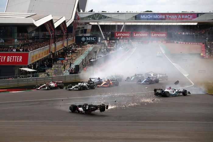 Zhou Guanyu, Alfa Romeo C42 se estrella al inicio de la carrera
