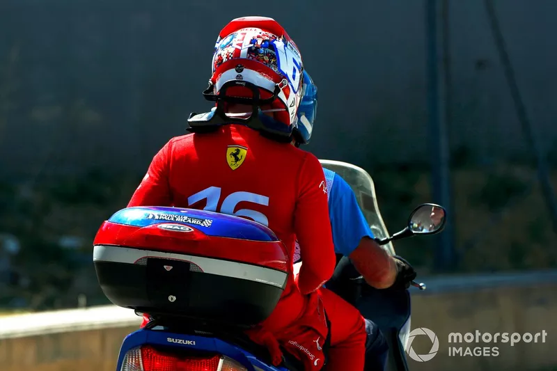 Charles Leclerc, de Ferrari, regresa a pits después de chocar