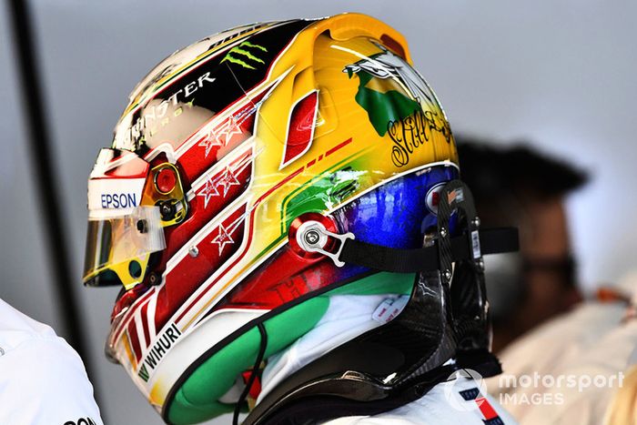 Hamilton ya luce cinco estrellas de campeón del mundo en su casco