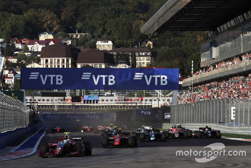 Aksi start Feature Race F2 Sochi