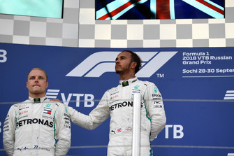 Lewis Hamilton, Mercedes AMG F1 en Valtteri Bottas, Mercedes AMG F1 op het podium