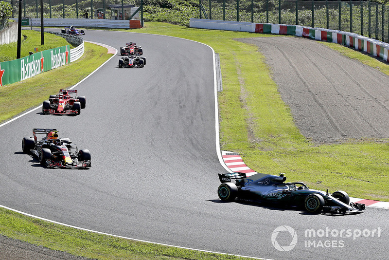 Valtteri Bottas, Mercedes AMG F1 W09 leads Max Verstappen, Red Bull Racing RB14
