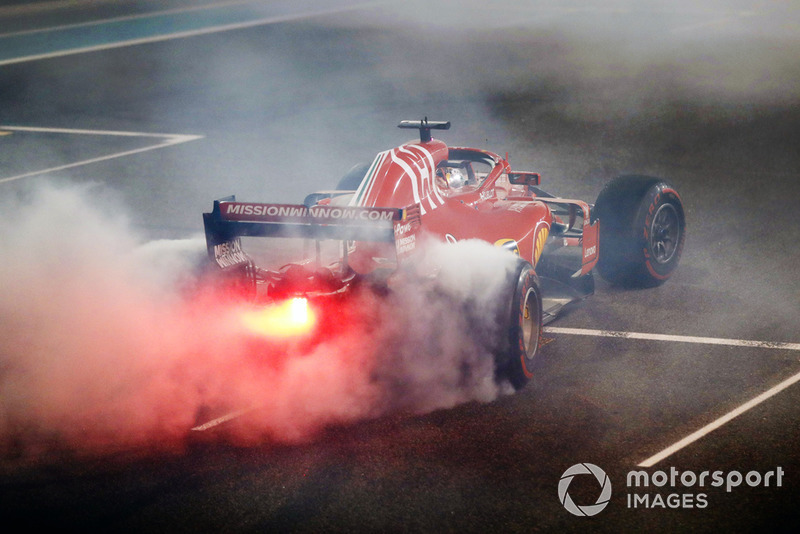Sebastian Vettel, Ferrari SF71H, realiza donas en la parrilla al final de la carrera.