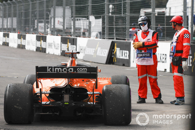Alonso tuvo la mala suerte de encontrarse con piezas del coche de Ocon