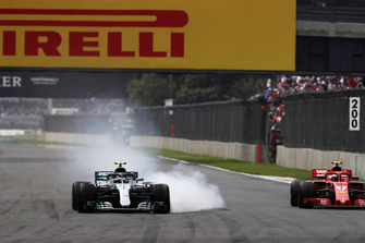 Valtteri Bottas, Mercedes AMG F1 W09 EQ Power+, va al bloccaggio mentre lotta con Kimi Raikkonen, Ferrari SF71H