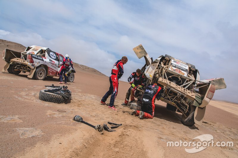 #302 Giniel de Villiers helps #309 Bernhard ten Brinke, Toyota Gazoo Racing