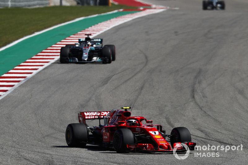 Kimi Raikkonen, Ferrari SF71H, precede Lewis Hamilton, Mercedes AMG F1 W09 EQ Power+