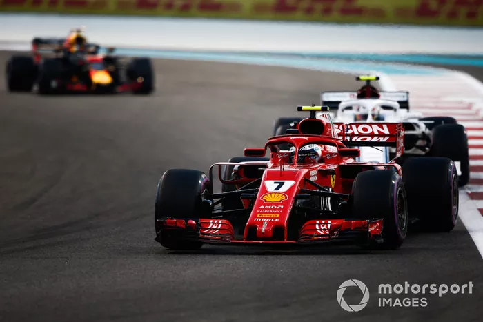 Kimi Raikkonen, Ferrari SF71H y Charles Leclerc, Sauber C37 